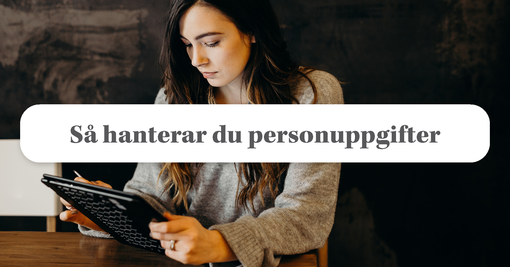 Kvinna skriver på dator