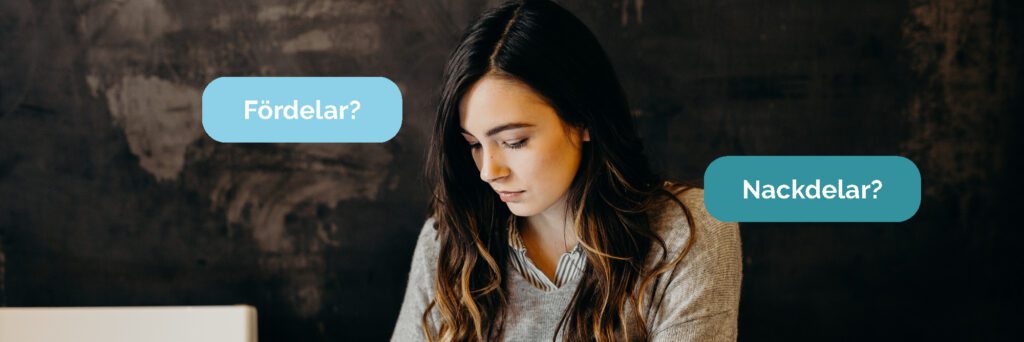 Kvinna som tittar ner med två textrutor runt sig. Till höger om kvinnan står det fördelar, till vänster står det nackdelar.
