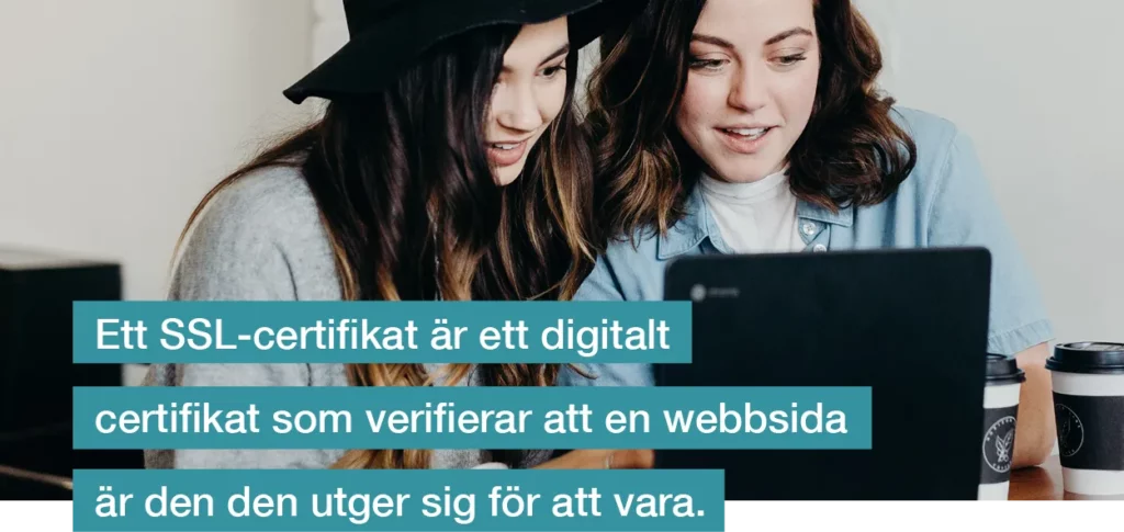 Två kvinnor sitter framför dator och läser om cyberattacker