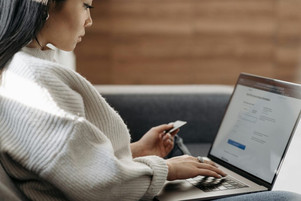 kvinna som sitter med laptop och en e-handel